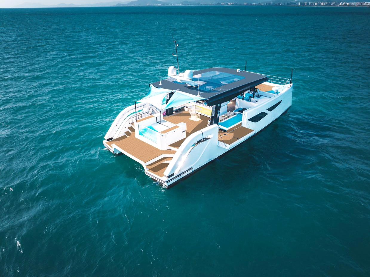 View 10: Catamaran Ozone