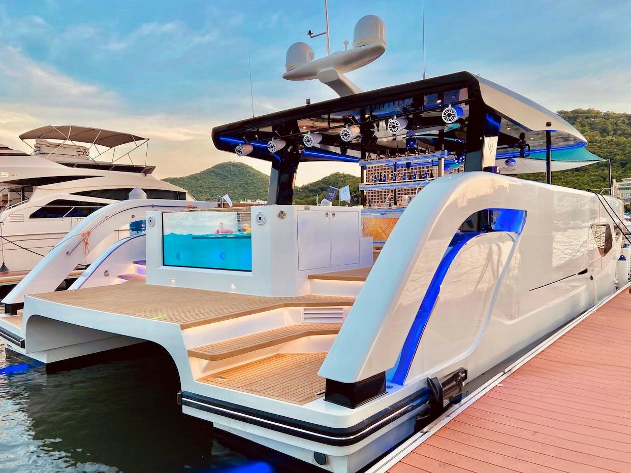 View 13: Catamaran Ozone