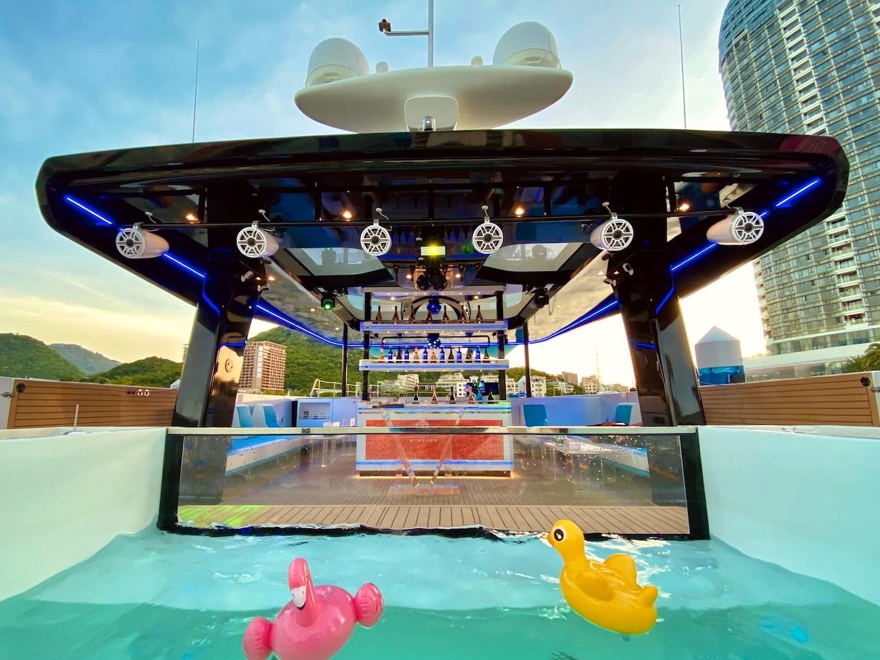 View 11: Catamaran Ozone