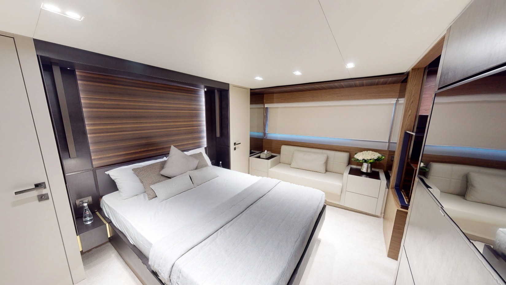 View 6: Ferretti 67 ft