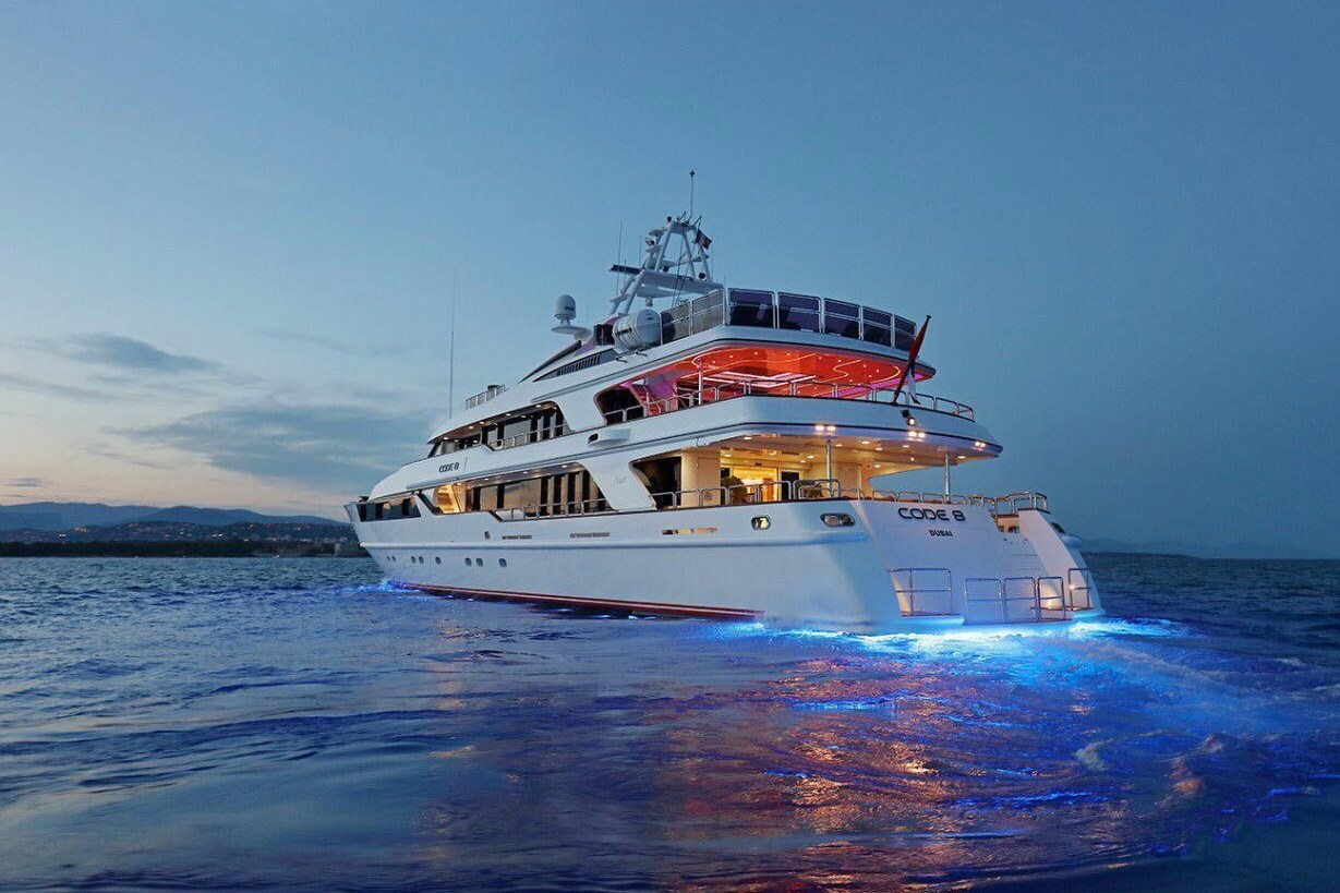 View 8: Benetti Code 8