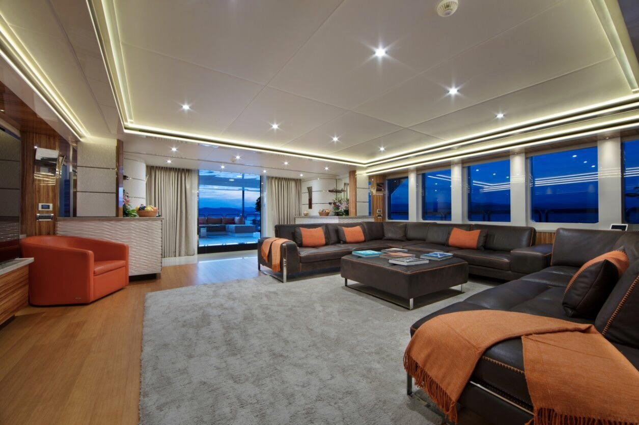 View 2: Benetti Code 8