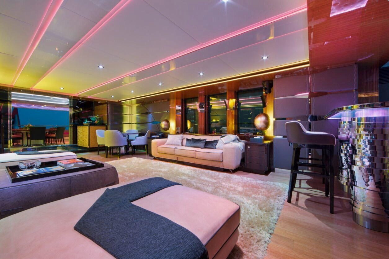 View 6: Benetti Code 8