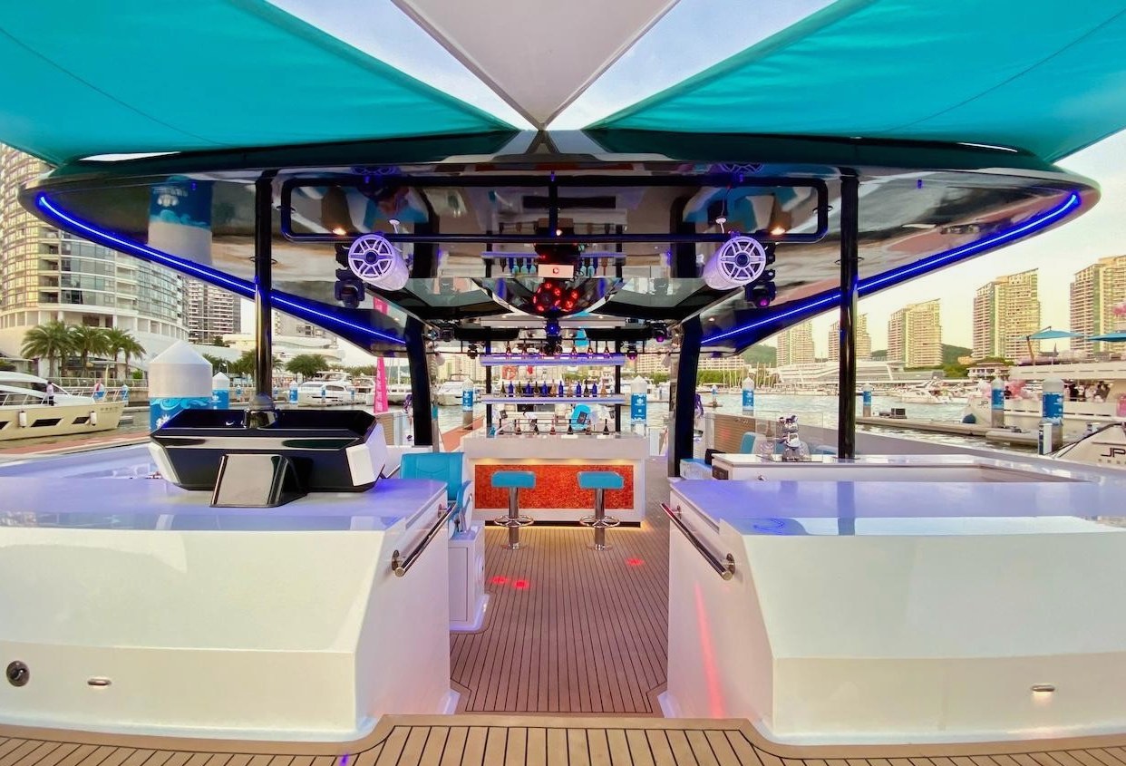 View 12: Catamaran Ozone