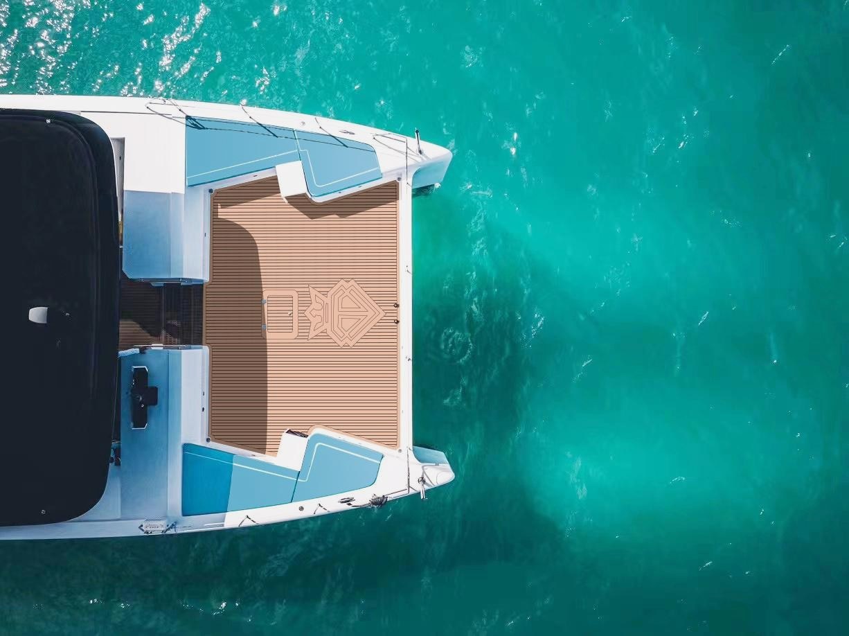 View 14: Catamaran Ozone