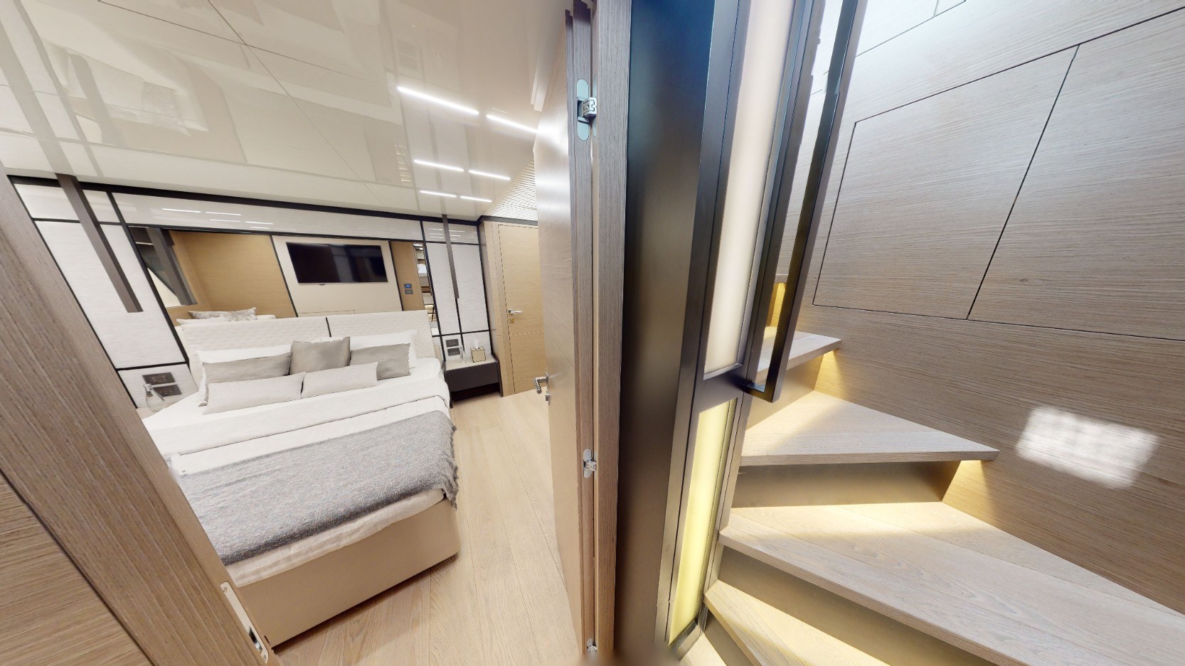 View 16: Ferretti 78 ft