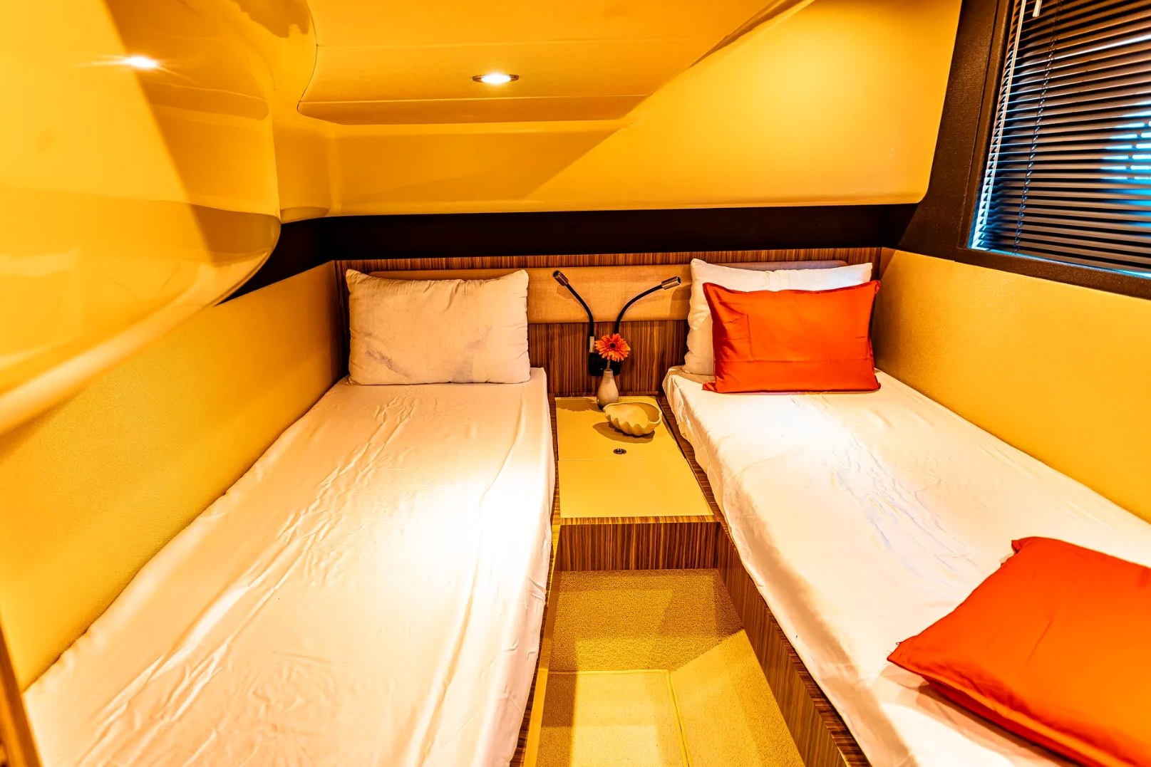 View 4: Azimut Magellano 43 ft