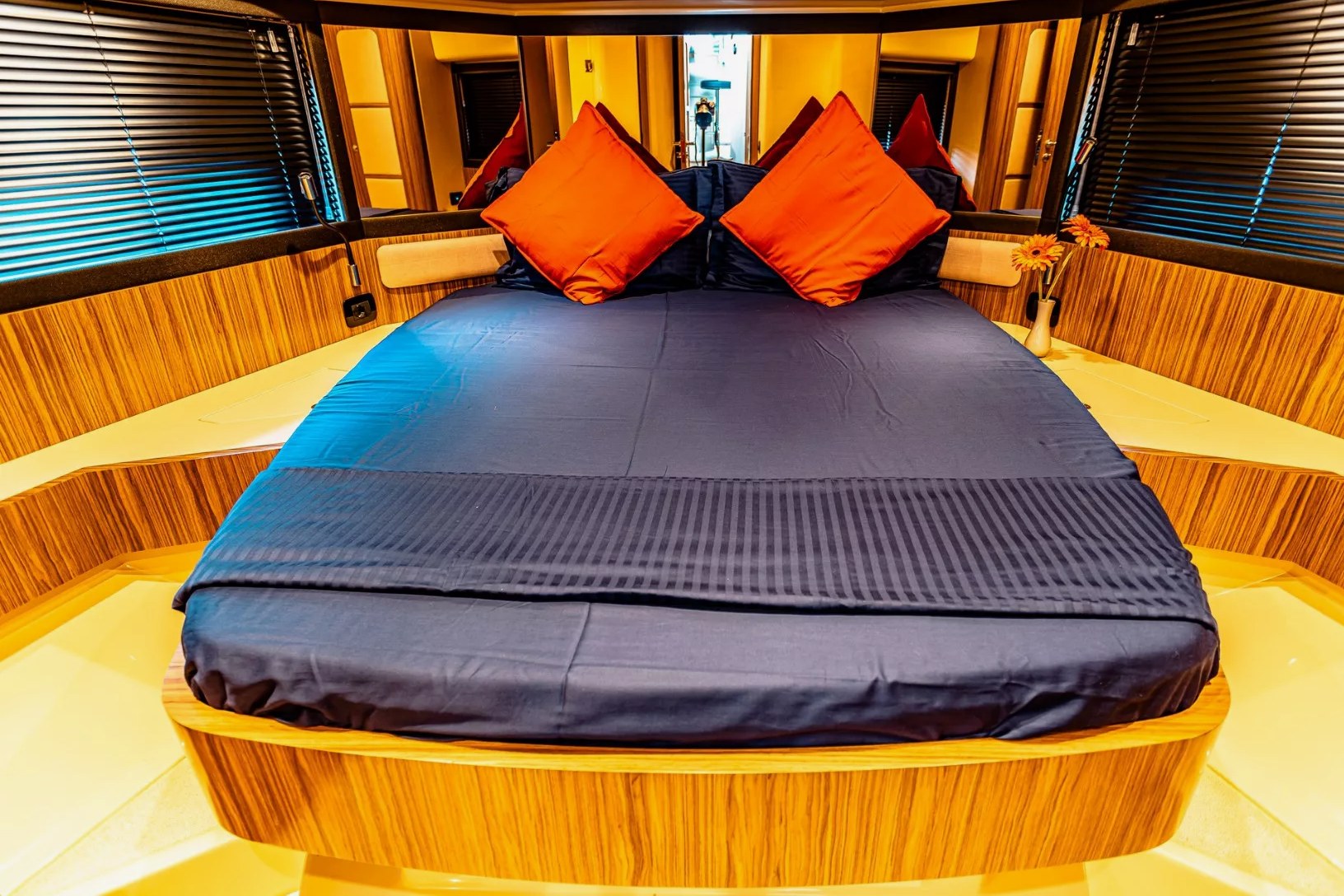View 2: Azimut Magellano 43 ft