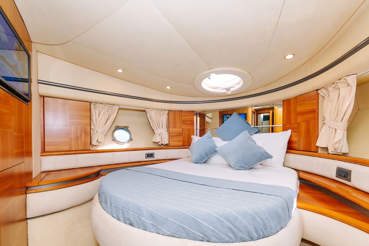 View 10: Azimut Candy