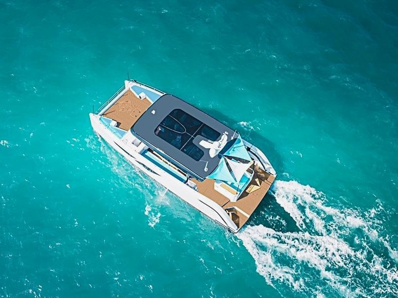 View 2: Catamaran Ozone