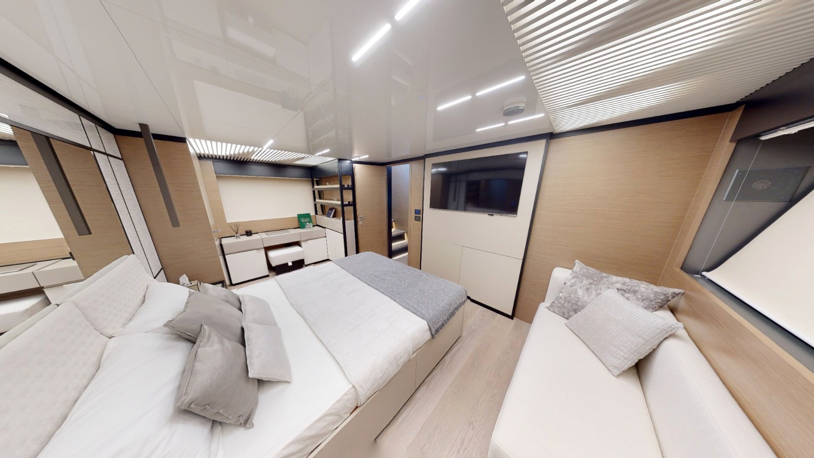 View 12: Ferretti 78 ft