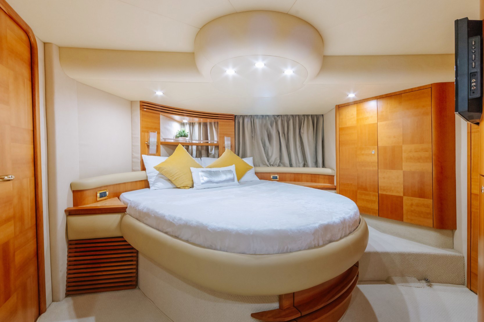 View 2: Azimut White Pearl