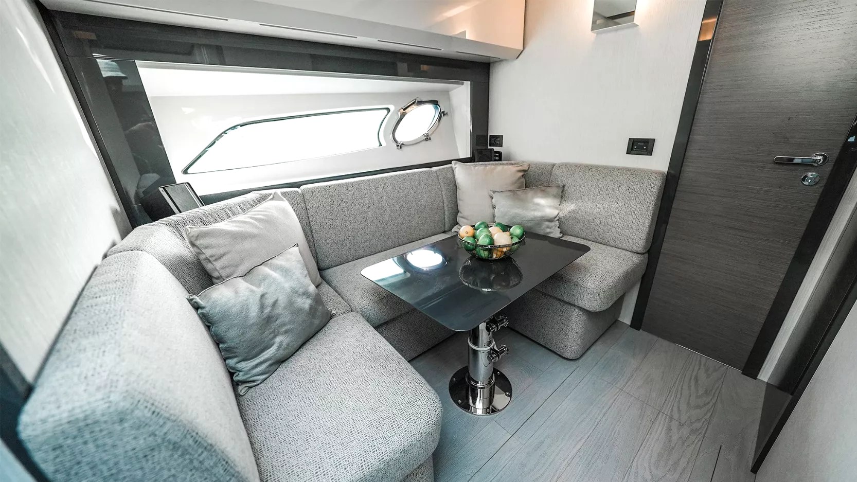 Aanzicht 11: Pershing 5X Shark Grey