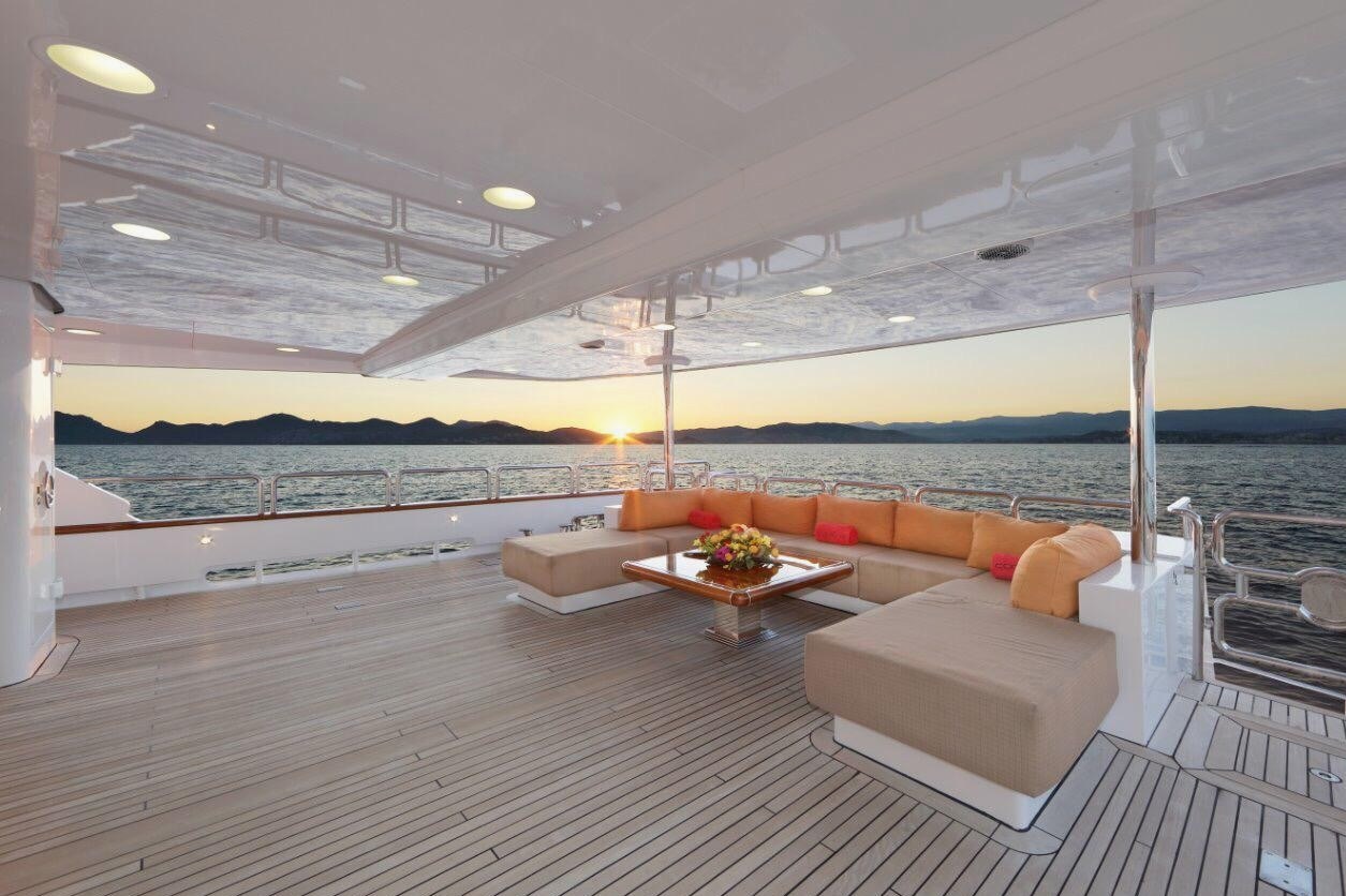 View 4: Benetti Code 8
