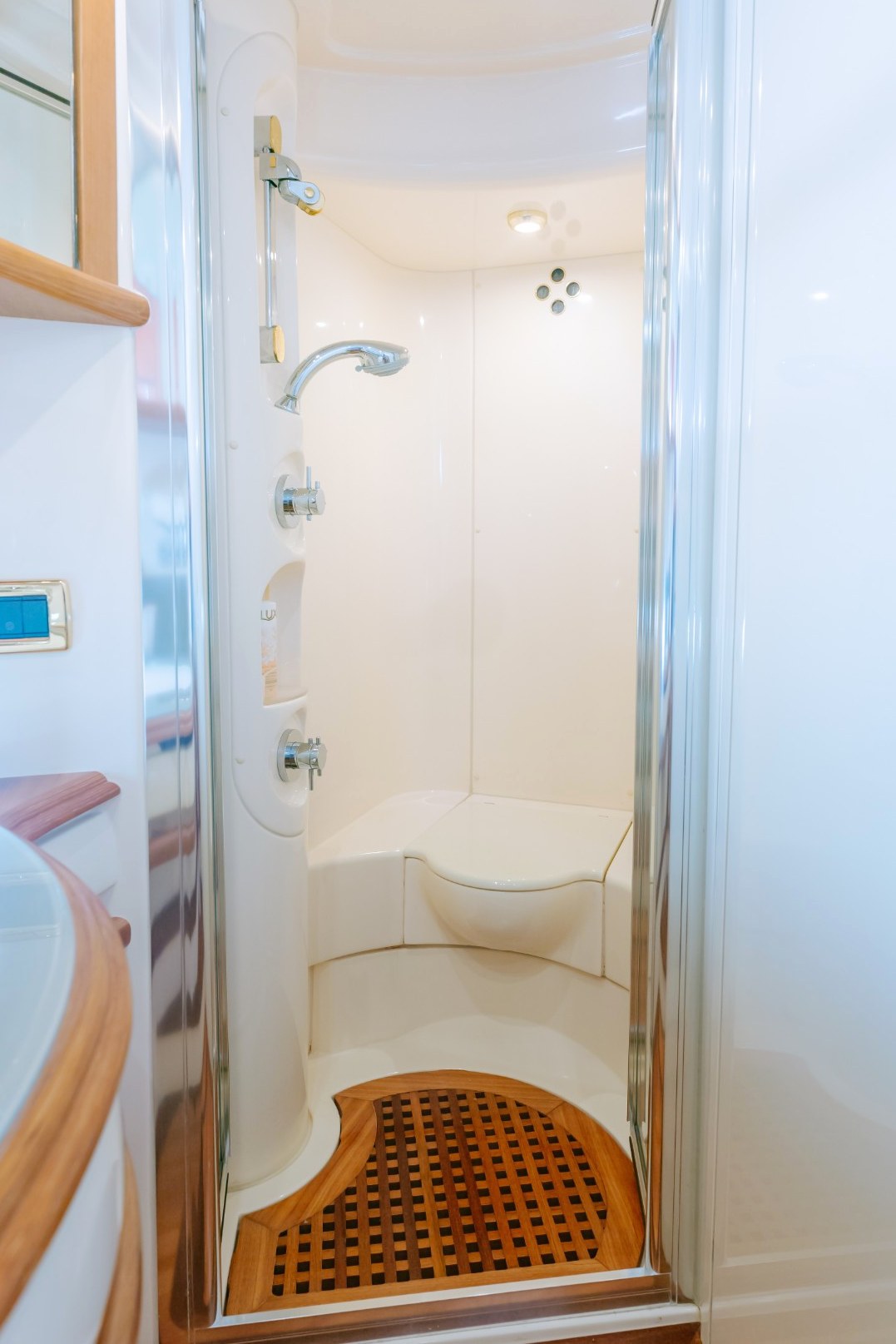 View 8: Azimut White Pearl