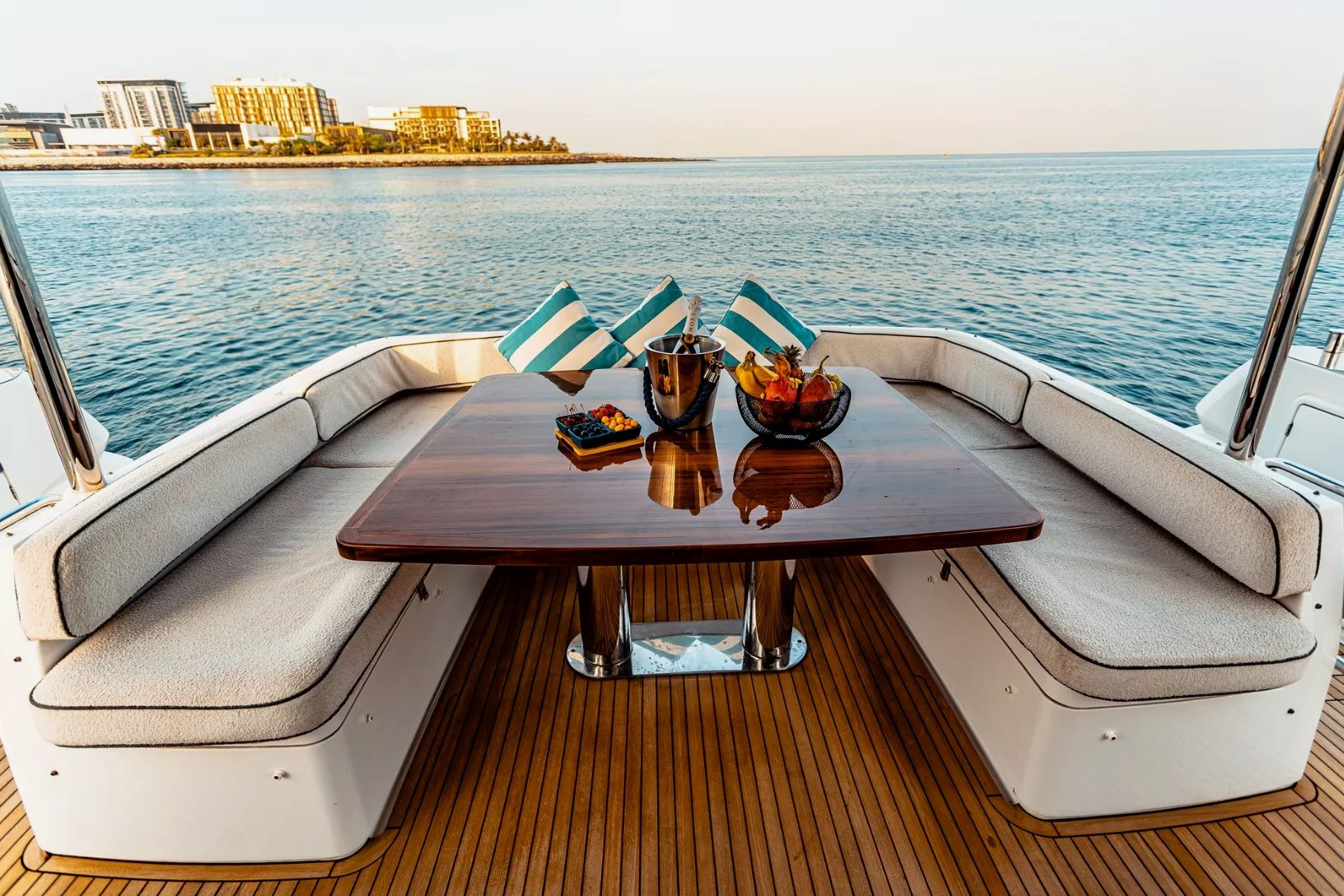 View 7: Azimut Magellano 66 ft