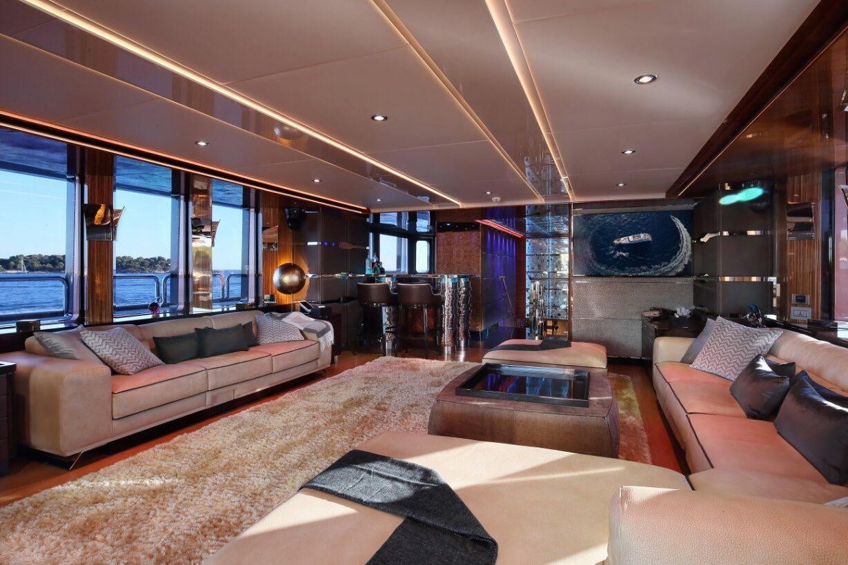 View 3: Benetti Code 8