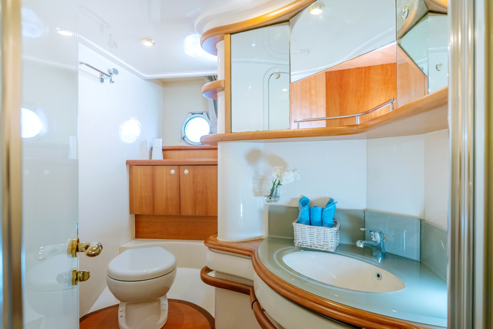 View 10: Azimut White Pearl