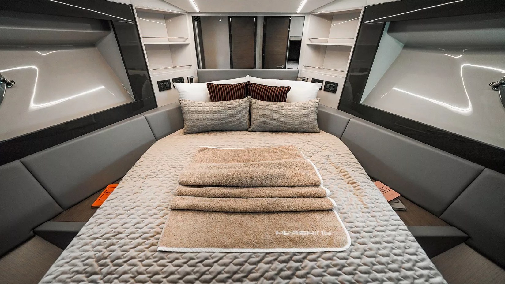 Aanzicht 12: Pershing 5X Shark Grey