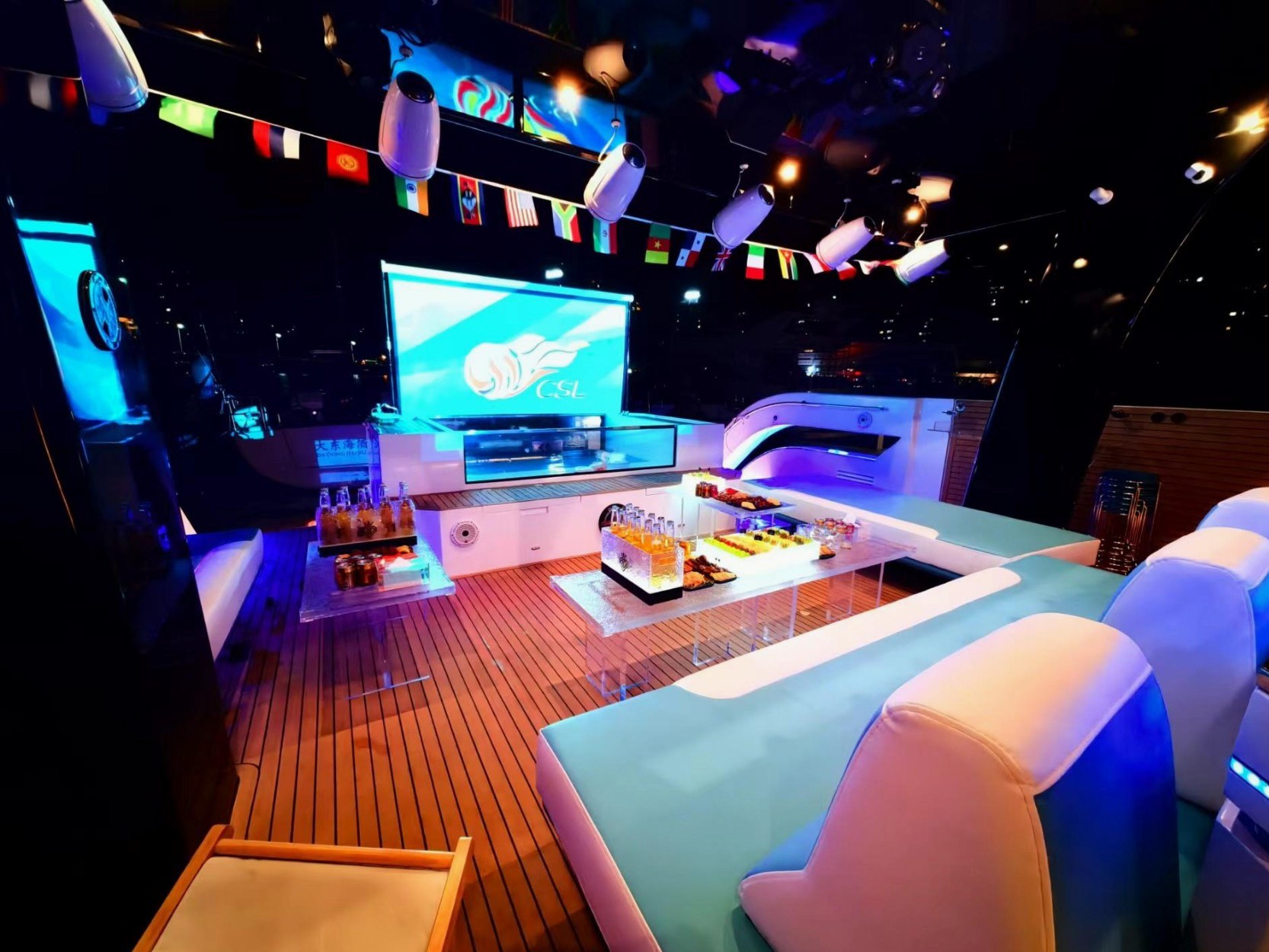 View 4: Catamaran Ozone