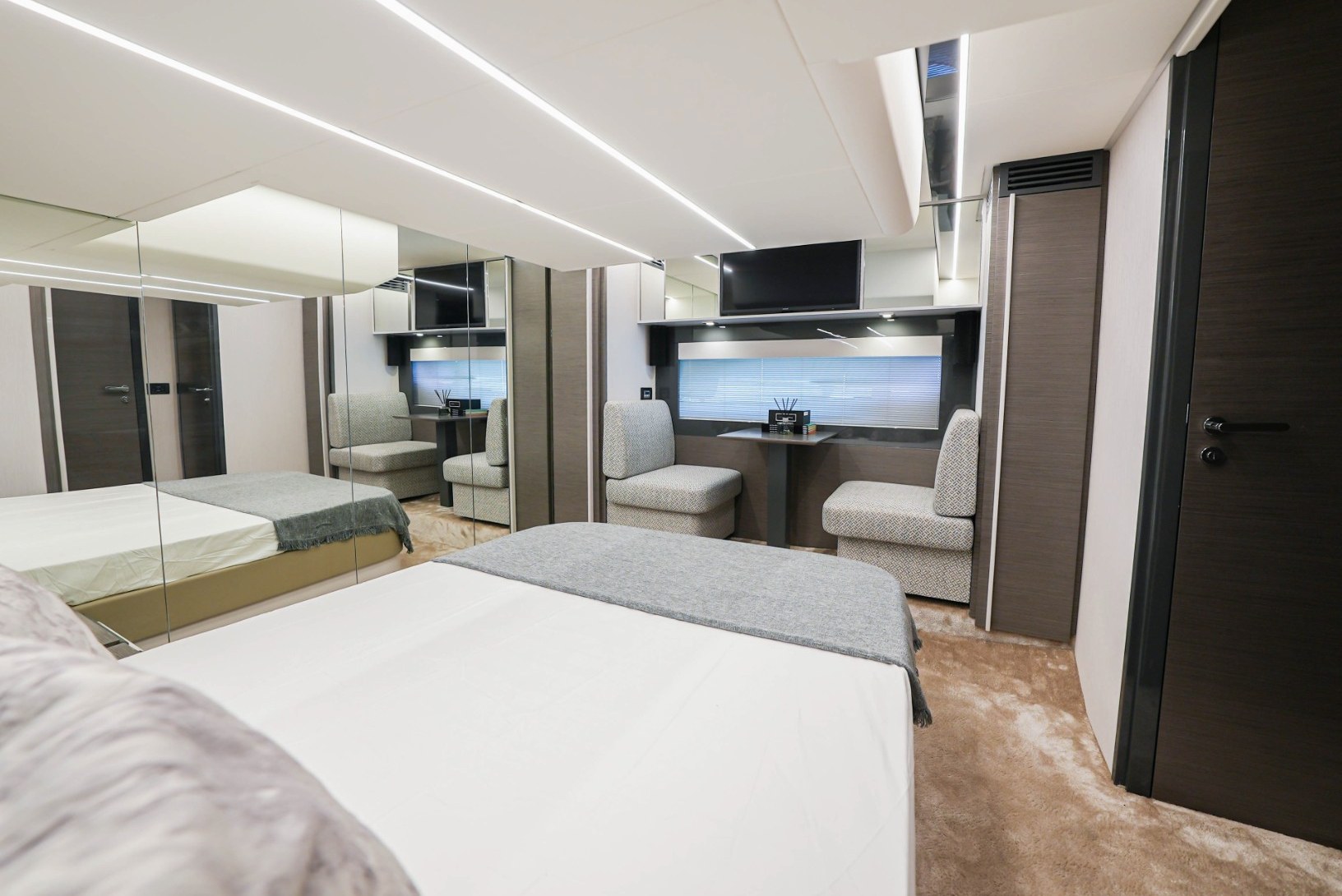 View 15: Pershing 5X Pearl White