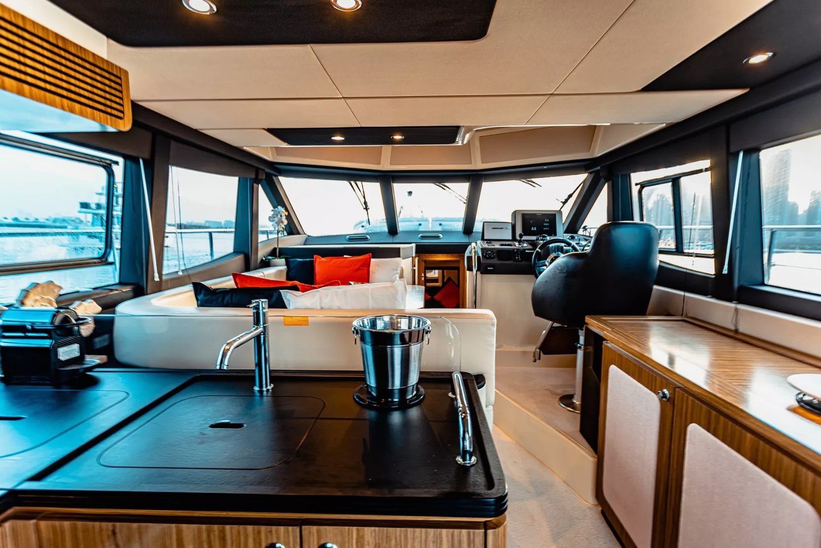 View 14: Azimut Magellano 43 ft